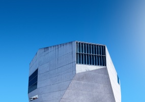 蓝天现代建筑局部摄影图片